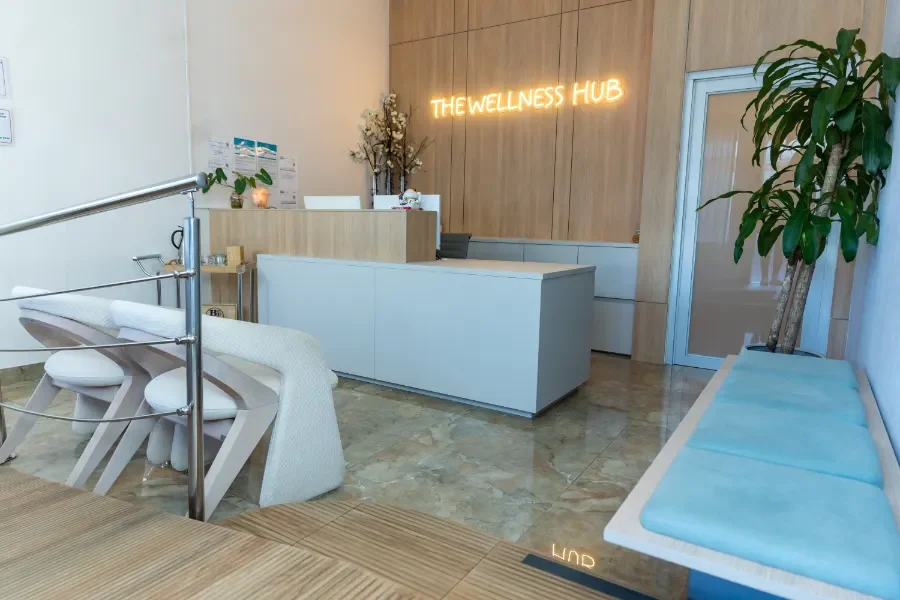 Recepcion moderna wellness hub letrero neon