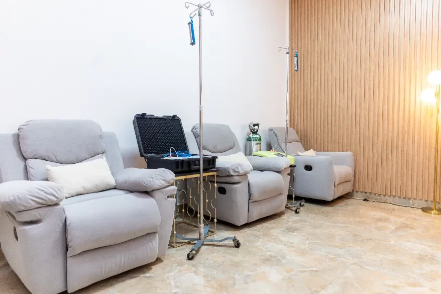 Sala tratamiento medico terapia iv sillones reclinables